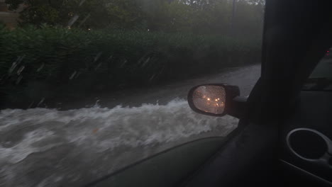 Überflutete-Straßenbahnfahrt-Bei-Starkem-Regen-Auf-Einer-Straße-Mit-Viel-Wasser-In-Montpellier